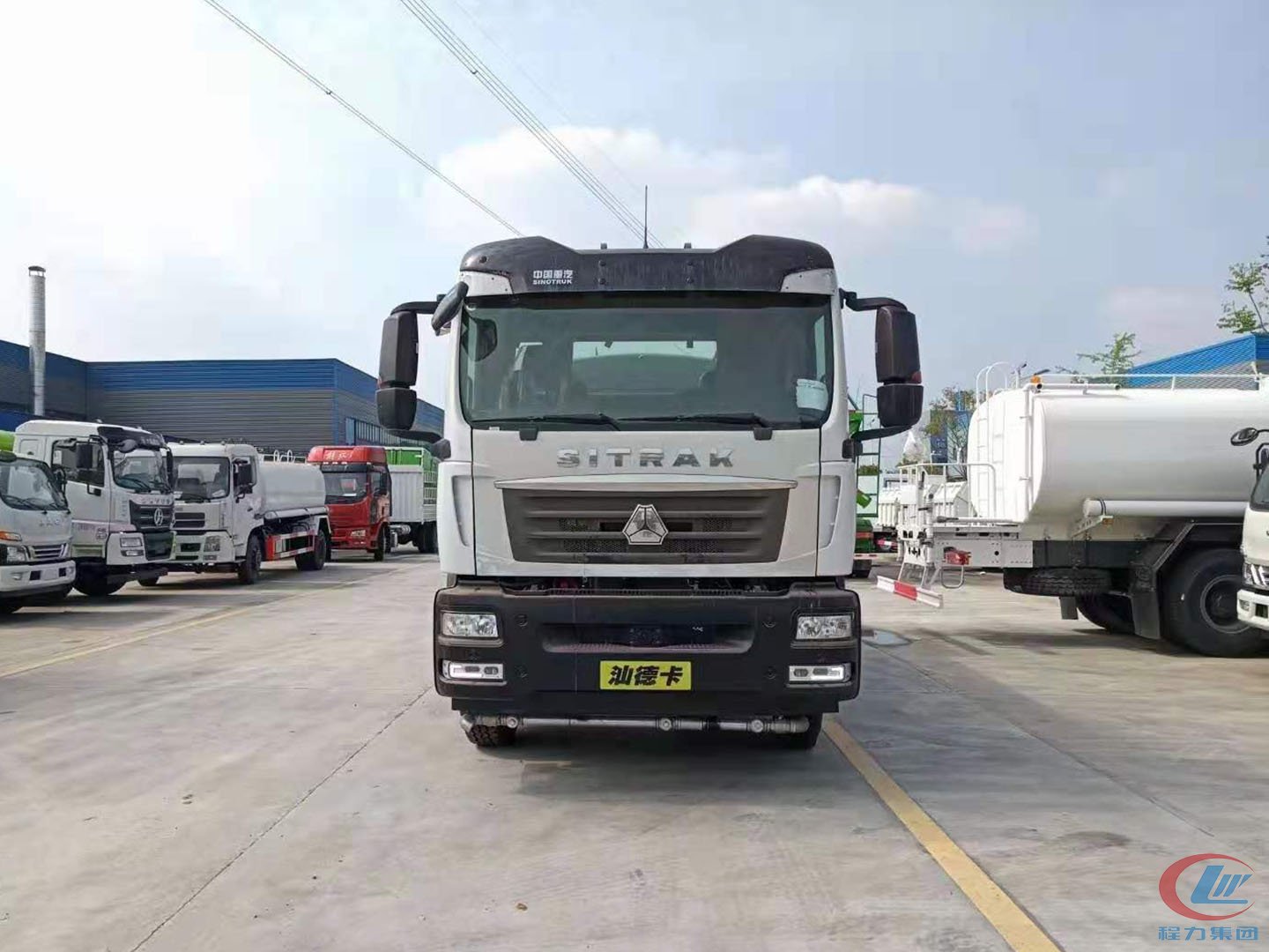 hjc888黄金城牌国六重汽汕德卡单桥洒水车