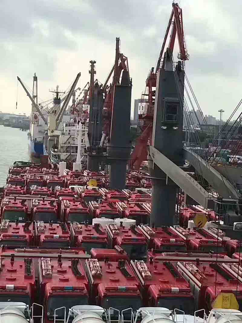 hjc888黄金城消防车出口案例展示