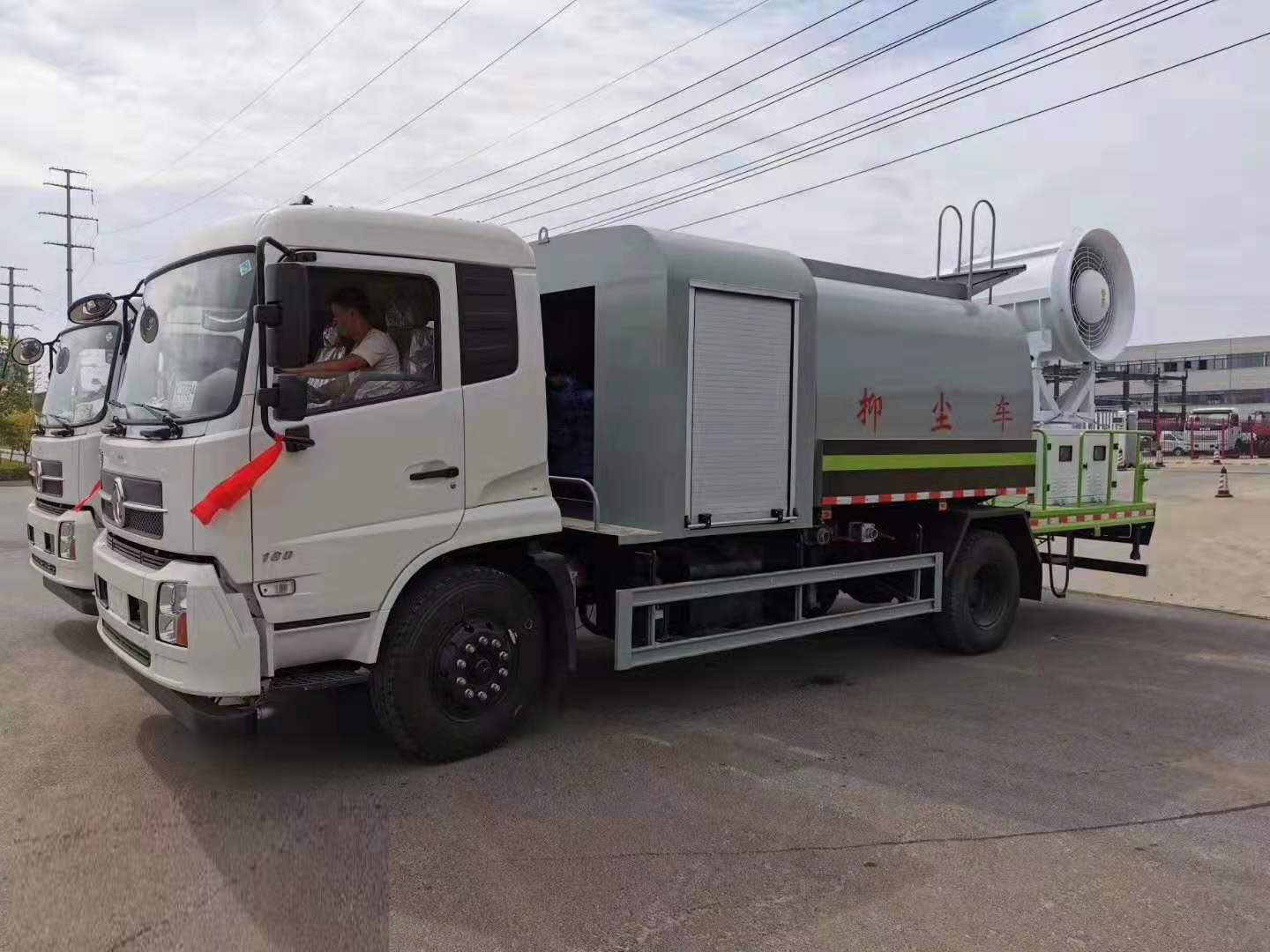 hjc888黄金城威牌东风天锦多功能抑尘车