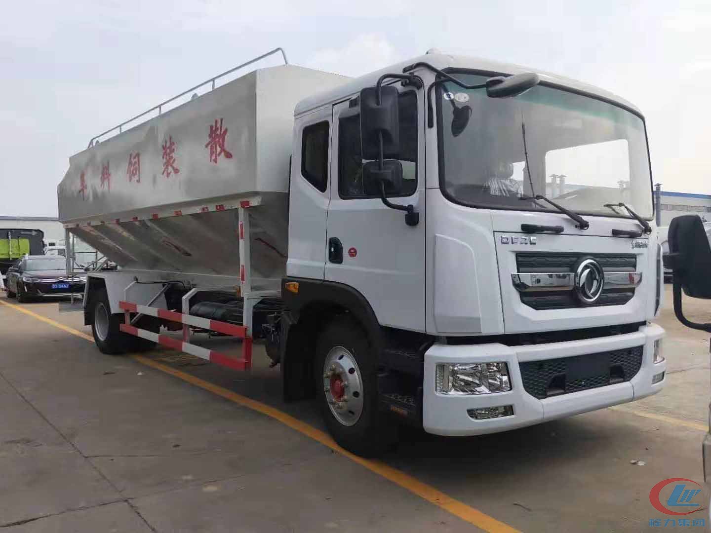 hjc888黄金城东风多利卡D9散装饲料运输车高清图
