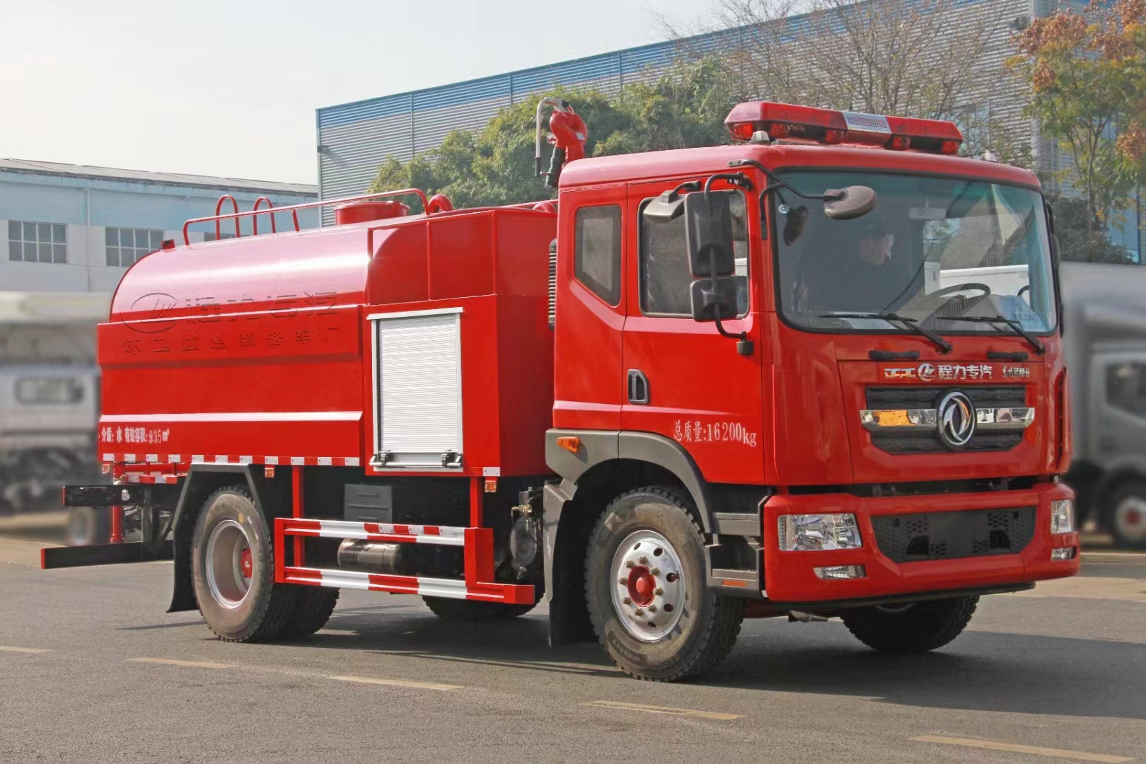 hjc888黄金城东风多利卡D9消防洒水车45度角拍摄照片