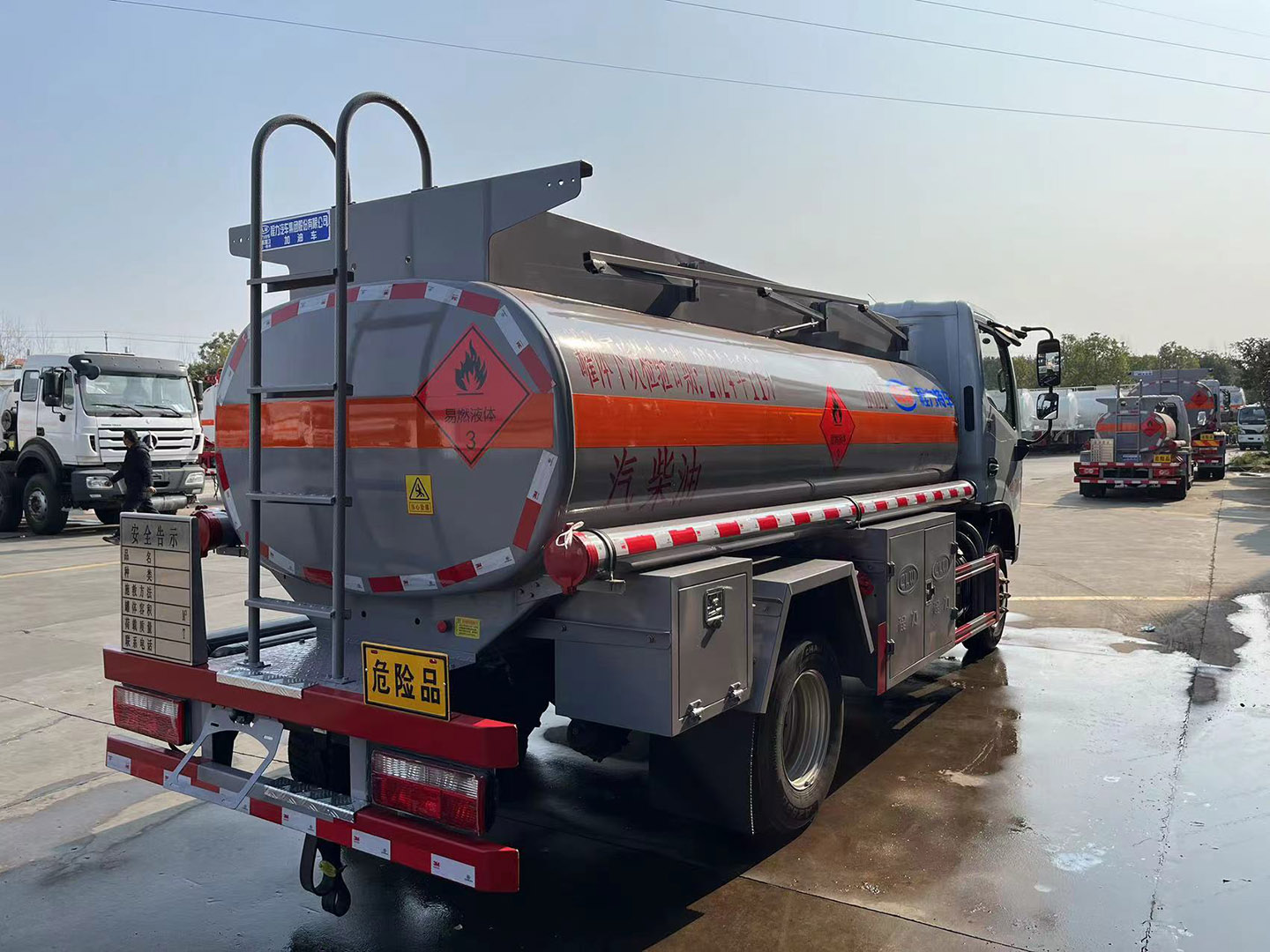 国六hjc888黄金城牌东风小福瑞卡/多利卡5方加油车