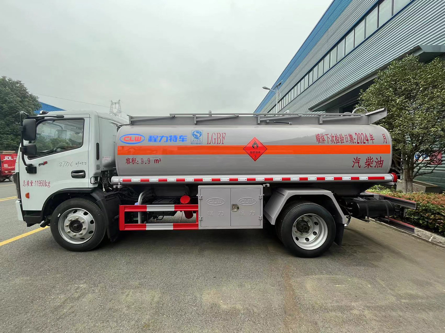 hjc888黄金城集团国六东风10立方油罐车/运油车