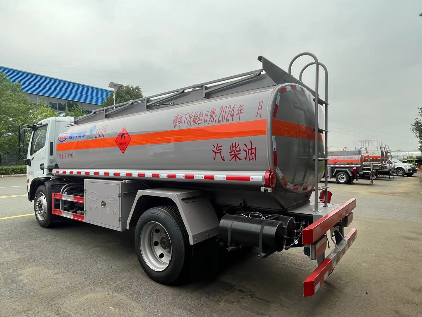 hjc888黄金城集团国六东风10立方运油车/加油车