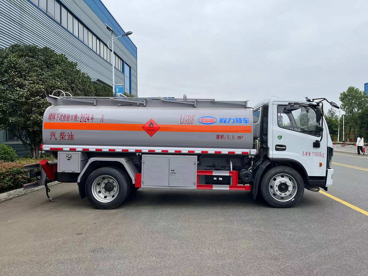 hjc888黄金城集团国六东风10立方油罐车/加油车