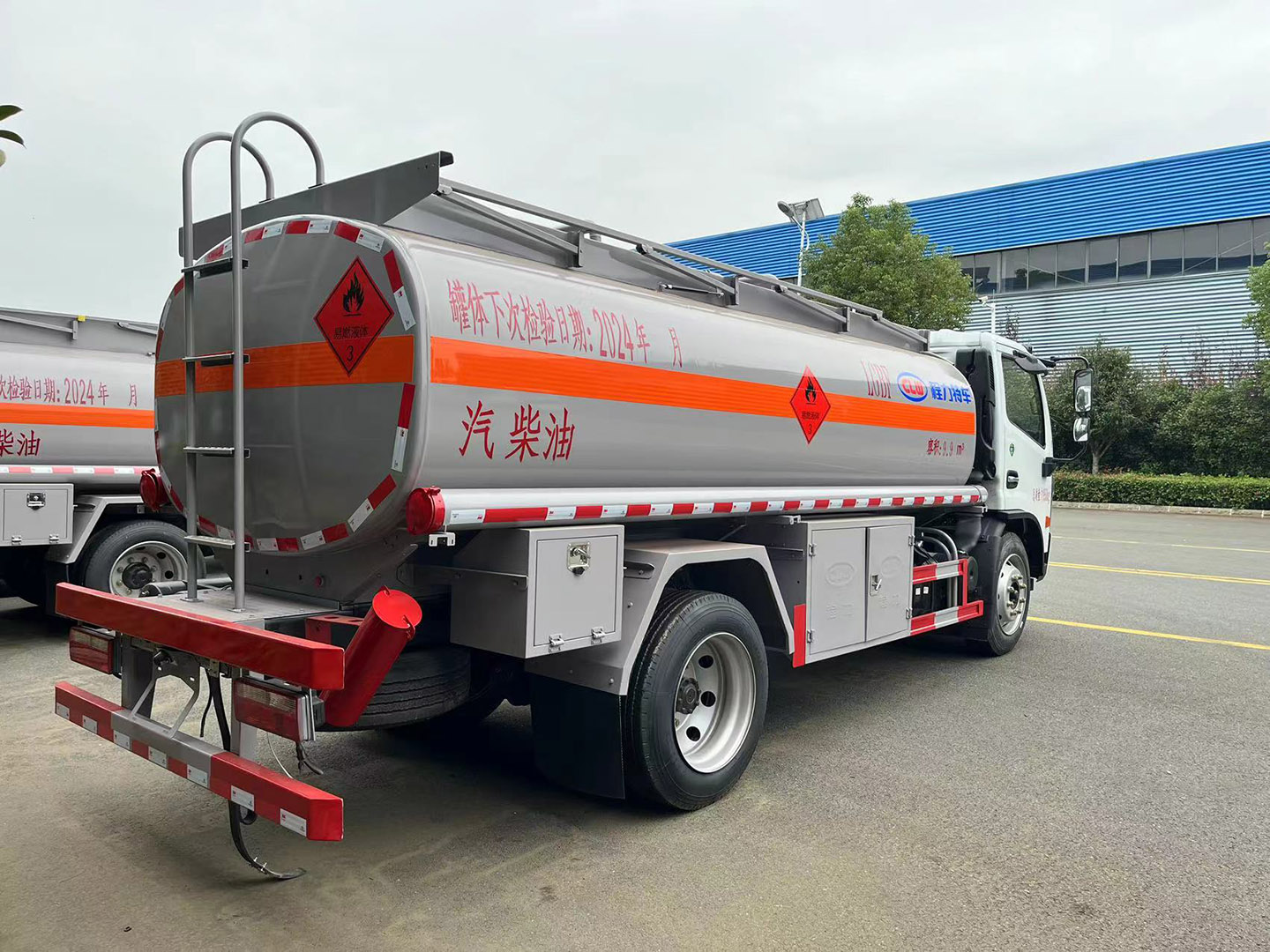 国六hjc888黄金城东风10立方油罐车/加油车