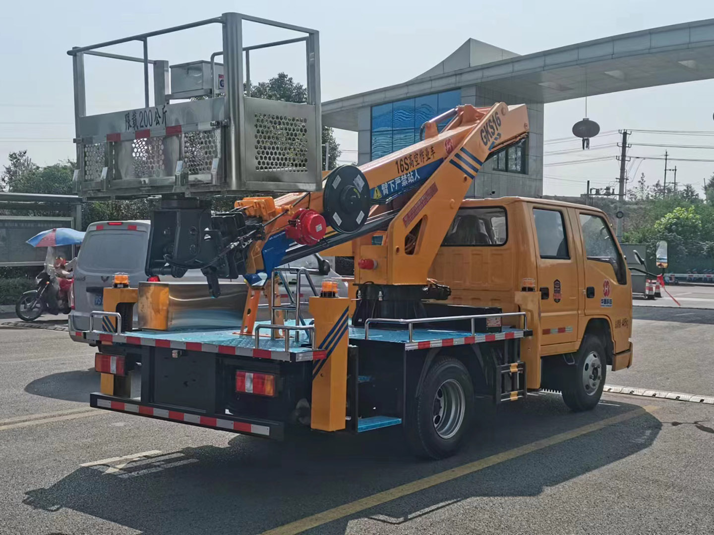 hjc888黄金城集团蓝牌双排驾驶室伸缩臂高空作业车