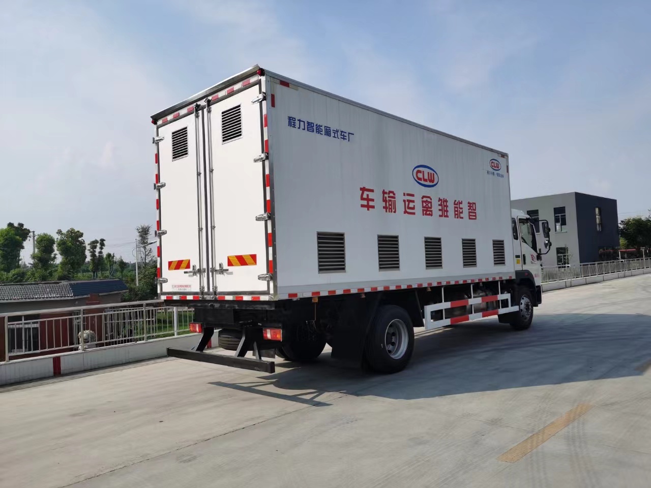 hjc888黄金城牌国六重汽豪沃智能恒温畜禽运输车