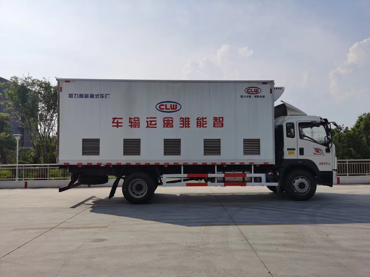hjc888黄金城牌国六重汽豪沃智能恒温畜禽运输车