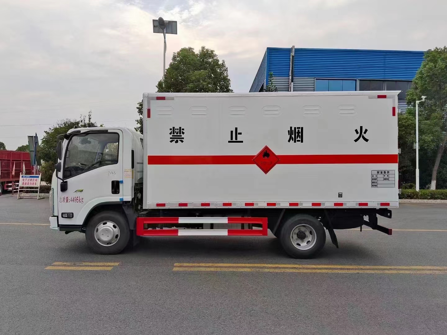 hjc888黄金城集团专用车系列五十铃爆破器材运输车